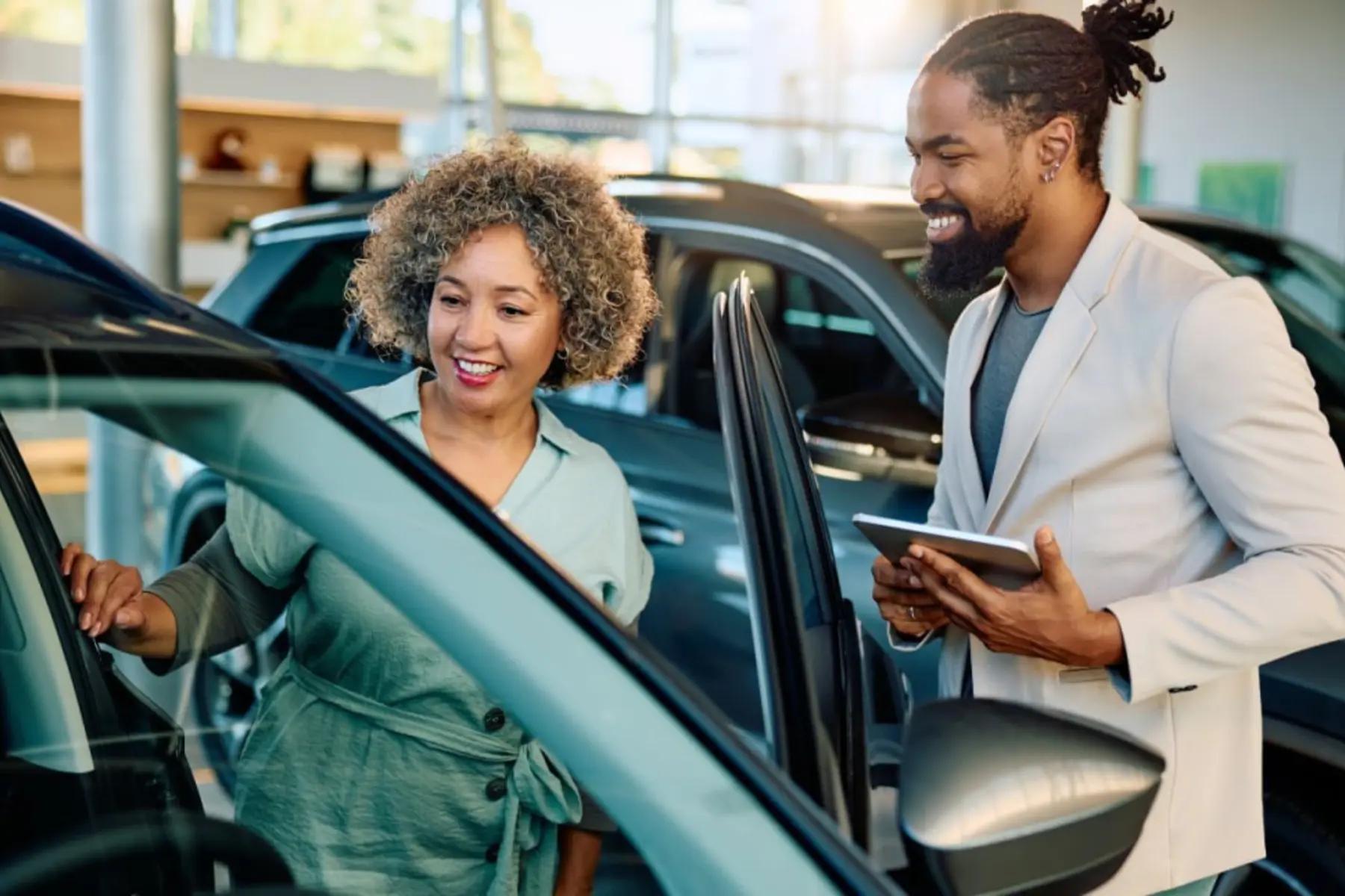Conseiller automobile présentant un véhicule à une cliente